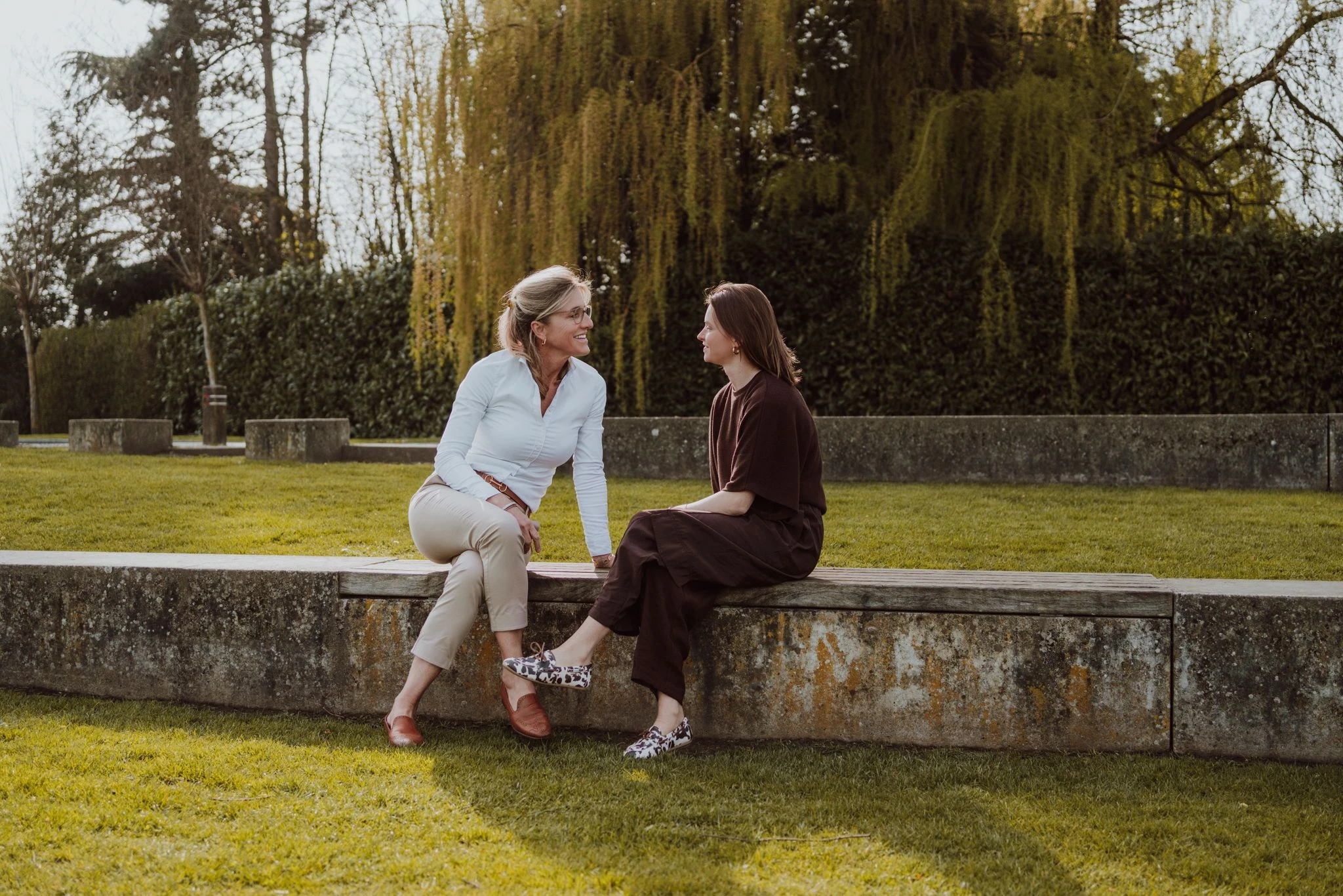 Frédérique en Lou aan de treurwilg