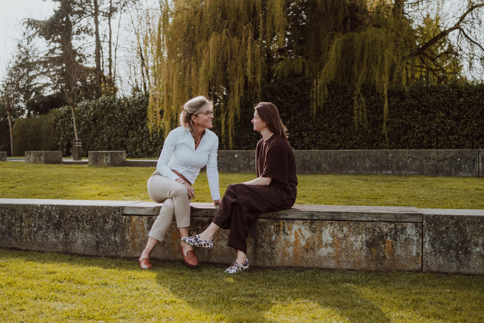 Frédérique en Lou aan de treurwilg